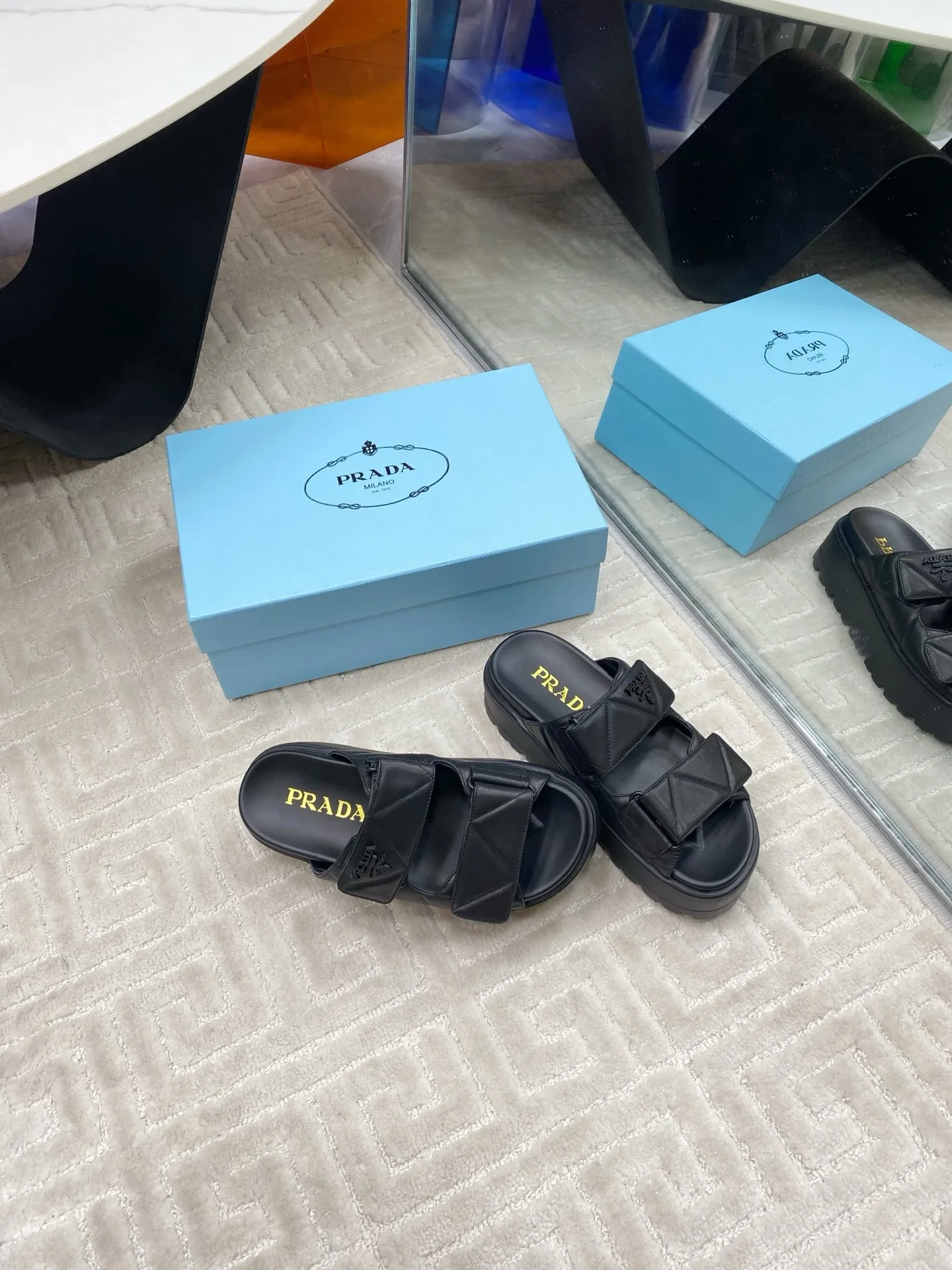 👟👟Ex-factory price 580👟👟 Prada Prada 2025 spring and summer new sandals Roman thick-soled Velcro sandals slippers The latest catwalk style, classic upgrades Comfort and fashionability coexist Each color combination looks good, and the design matches different style needs Upper: Original customized cowhide Lining: Original customized sheepskin lining, cowhide Foot pads Outsole: Original open-molded anti-slip outsole Shoe size: 35-40